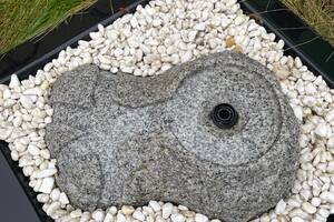 Brunnen Yeti Fuß Granit 27x45x30cm, Ball dia. 15cm edelgrau