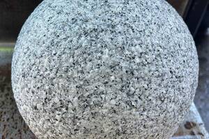 Kugeln BRAVO -gestockt mit Bohrung- Granit dia.20cm edelgrau