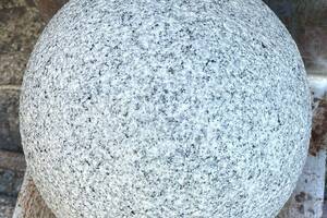 Kugeln BRAVO -gestockt mit Bohrung- Granit dia.30cm edelgrau