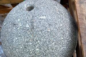 Kugeln BRAVO -gestockt mit Bohrung- Granit dia.50cm edelgrau