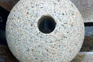 Kugeln SOL -gestockt mit Bohrung- Granit dia.20cm gelb-grau