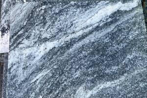 Terrassenplatten MAGGIA VIVACE Gneis 30x3cm, Werkslängen dunkel- bis hellgrau, gebändert