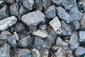 Splitt GRAUBÜNDNER Kalkstein 63-100mm anthrazit mit weißer Aderung